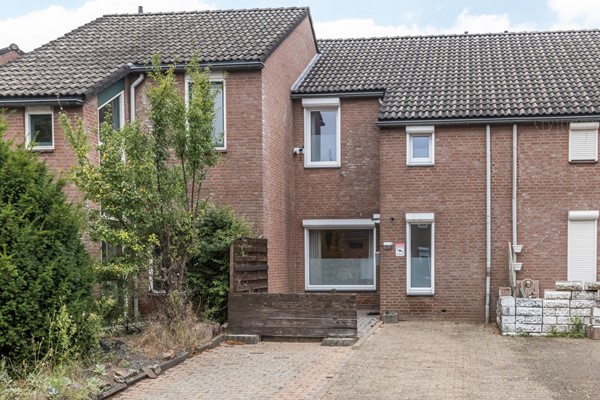 Verkocht onder voorbehoud: Geschakeld woonhuis uit 1983 met energielabel B met aanbouw gelegen in een rustige straat met tuin.